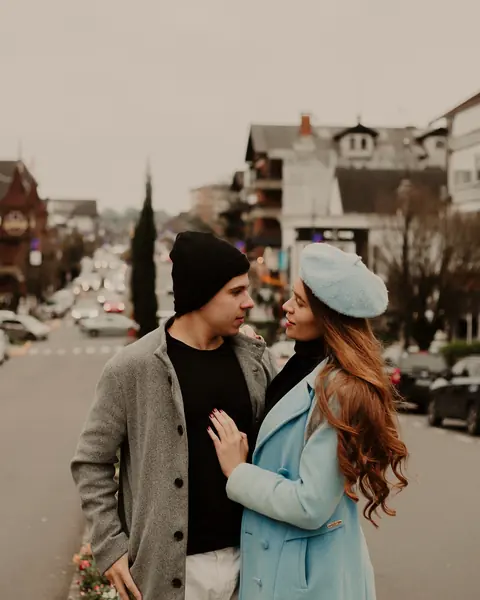Ju e Ney de casaco numa rua de Gramado